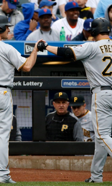Odd 7th-inning stretches don't stop Pirates, beat Mets 11-1 (Jun 04, 2017)